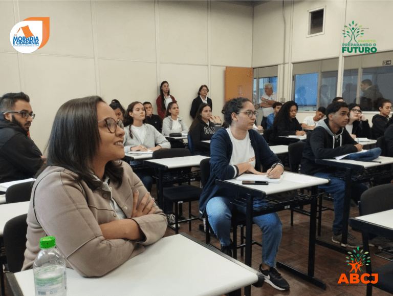 Read more about the article Ex-aluno João inspira estudantes da ABCJ com palestra sobre estágio